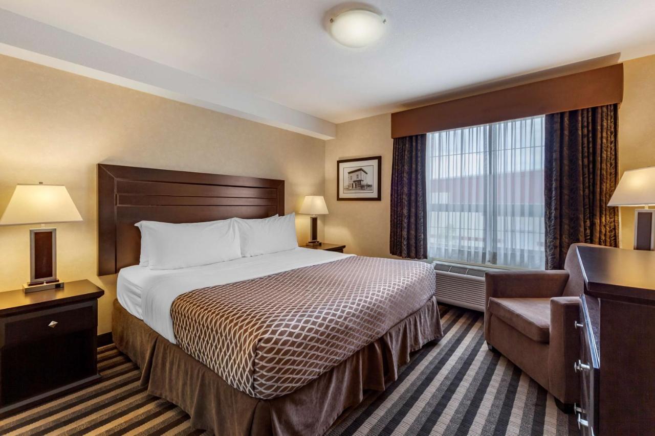 Best Western Plus Meridian Lloydminster Exterior photo