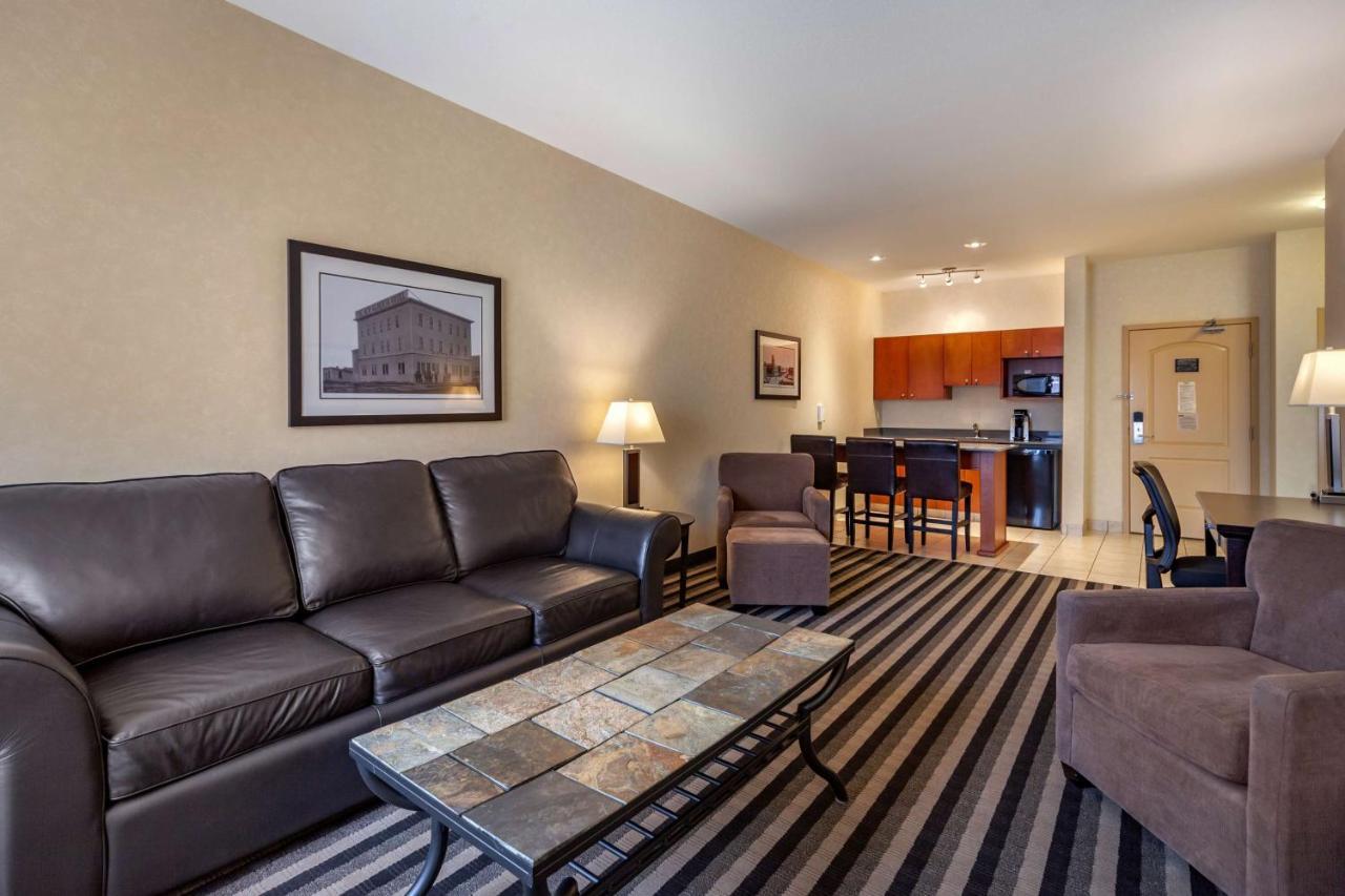 Best Western Plus Meridian Lloydminster Exterior photo