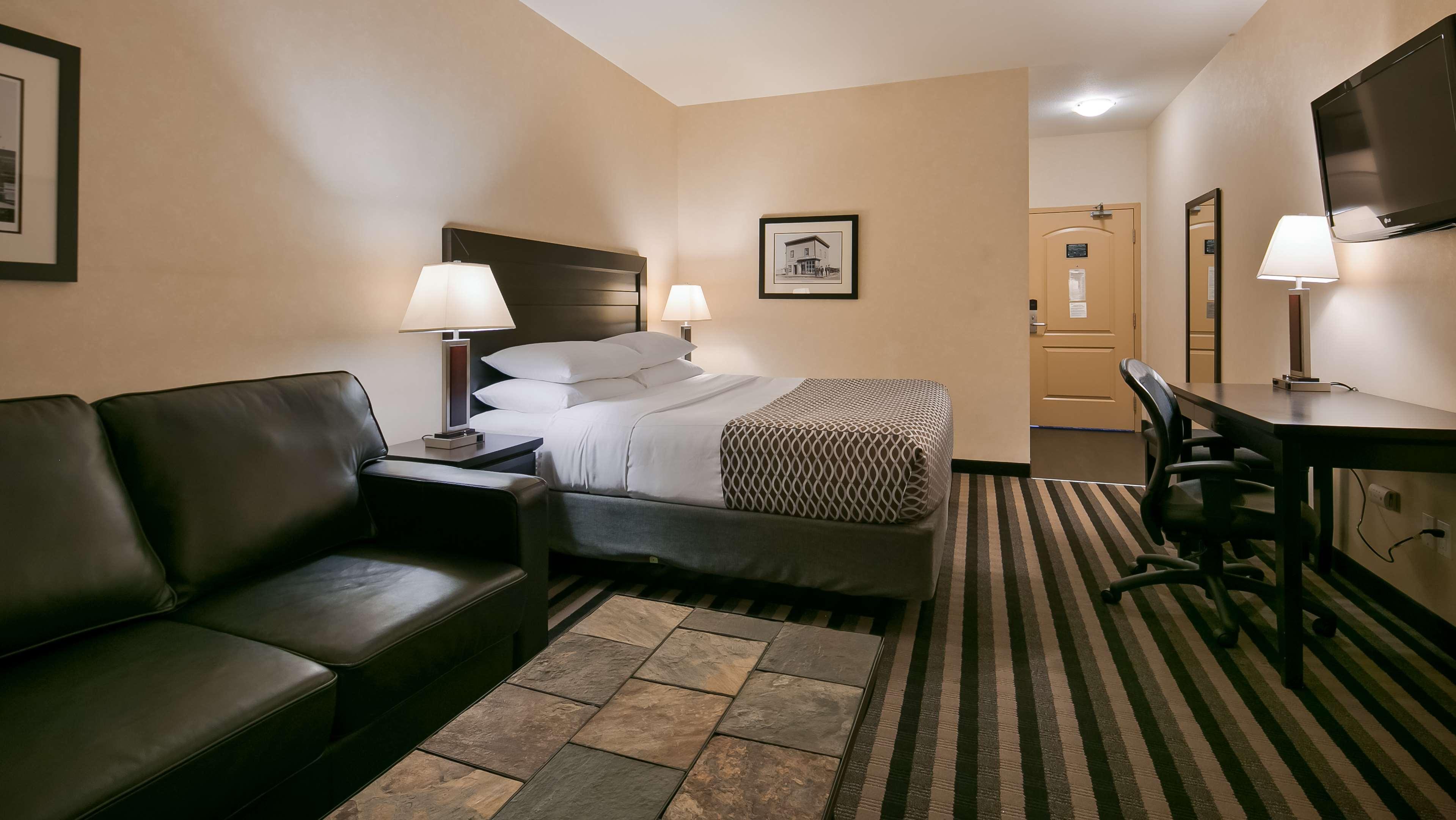 Best Western Plus Meridian Lloydminster Exterior photo
