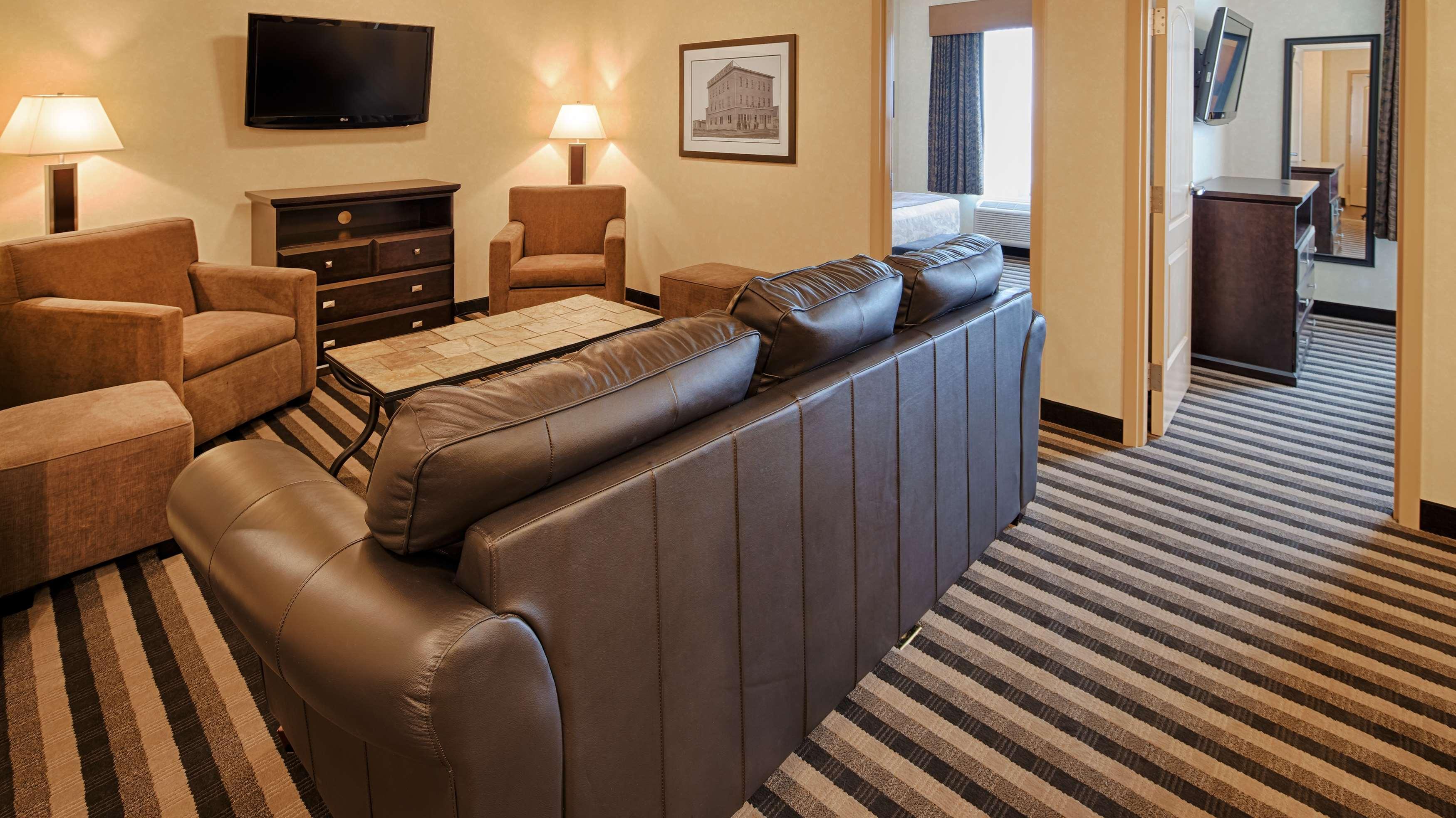 Best Western Plus Meridian Lloydminster Exterior photo