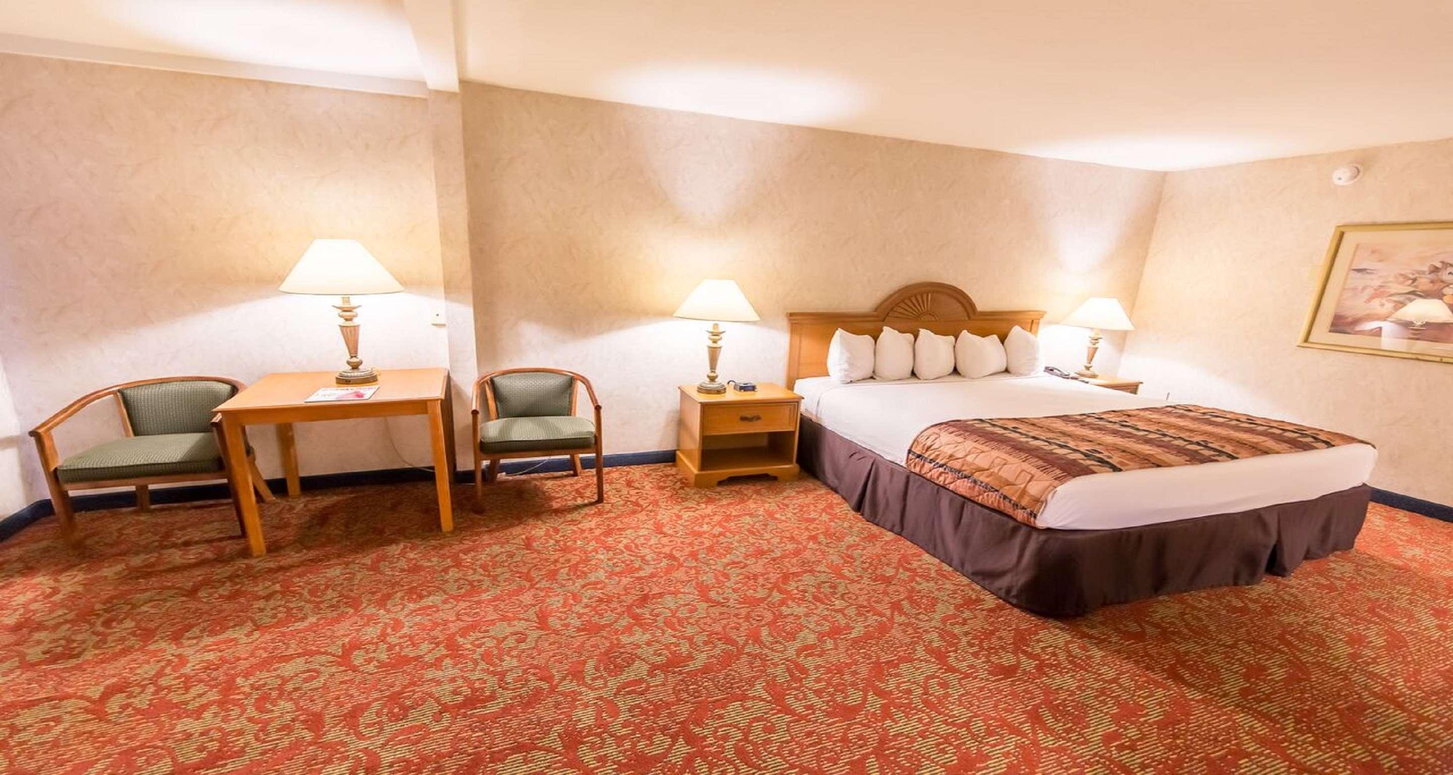 Best Western Plus Meridian Lloydminster Exterior photo