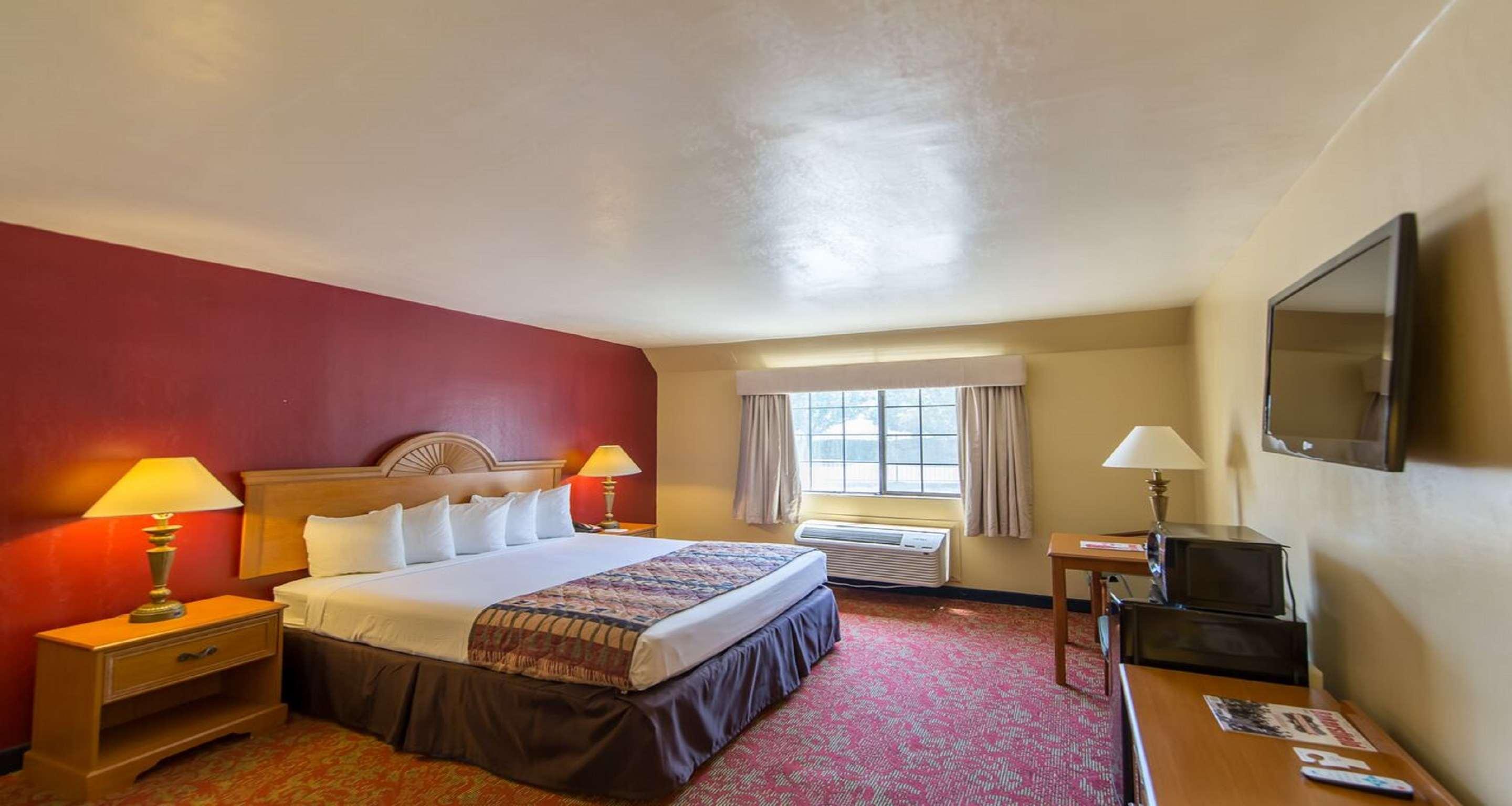 Best Western Plus Meridian Lloydminster Exterior photo