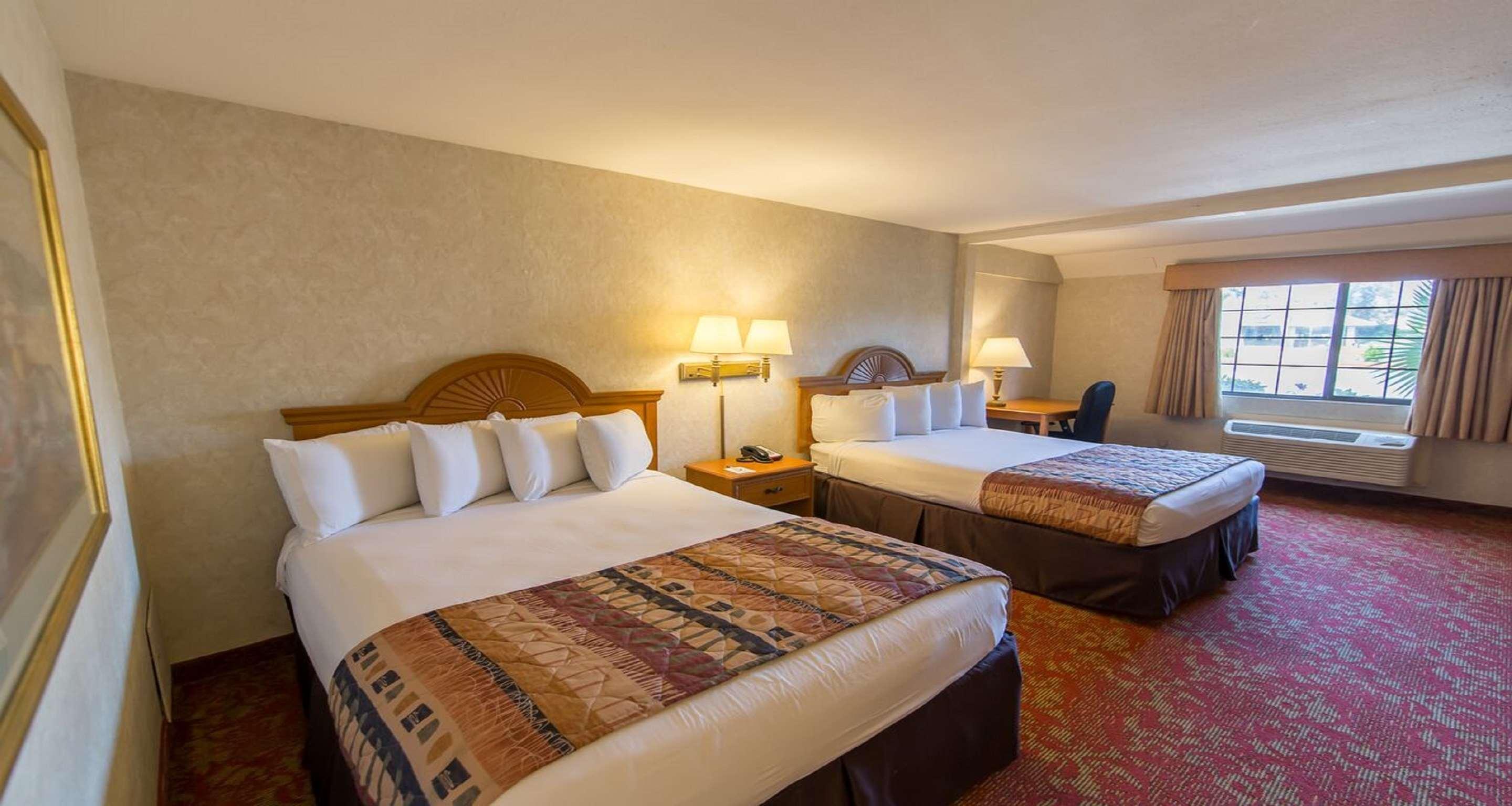 Best Western Plus Meridian Lloydminster Exterior photo